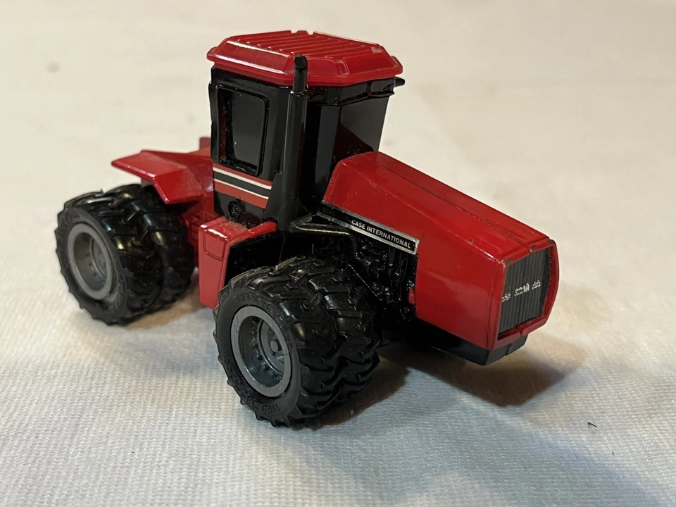 1/64 Ertl Case International Farm Toy Lot Of 5, Tractor, Feeder, Baler, Wagon - Image 4 of 4