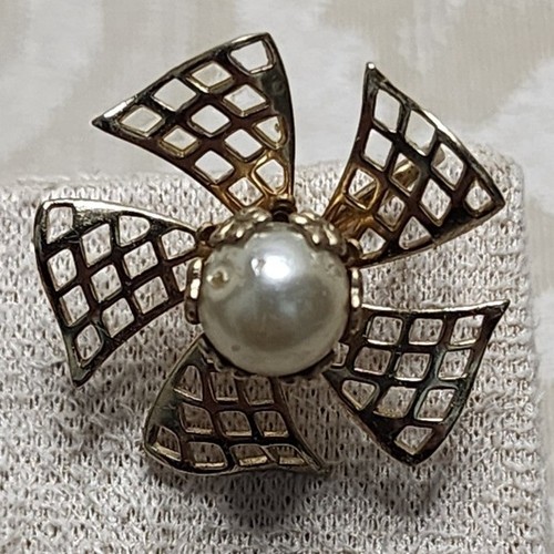 VINTAGE 1950S GOLD TONE CLIP-ON EARRINGS SCREW BACK PEARL CENTER - Picture 5 of 7
