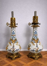 Gien : paire de lampes à pétrole anciennes en faïence fine richement décorée
