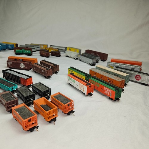Big Lot Of 66 N Scale Box/Freight cars, Locomotive, caboose & Reefers PARTS ONLY - Picture 12 of 13