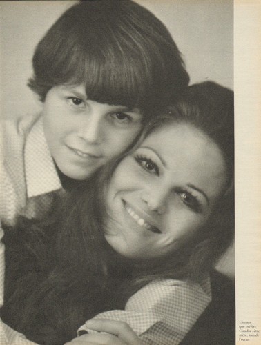 COUPURE de presse PHOTO CLIPPING CLAUDIA CARDINALE et son fils PATRICK |  eBay