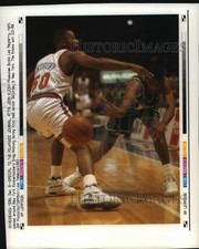1992 Press Photo Bucks Lee Mayberry (R) passes around New York's Greg Anthony.
