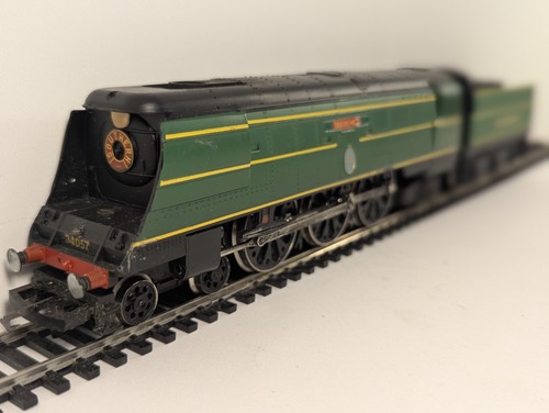 Hornby Spurweite OO Battle of Britain Klasse "Biggin Hill" Dampflok 34057 | Condition: Used