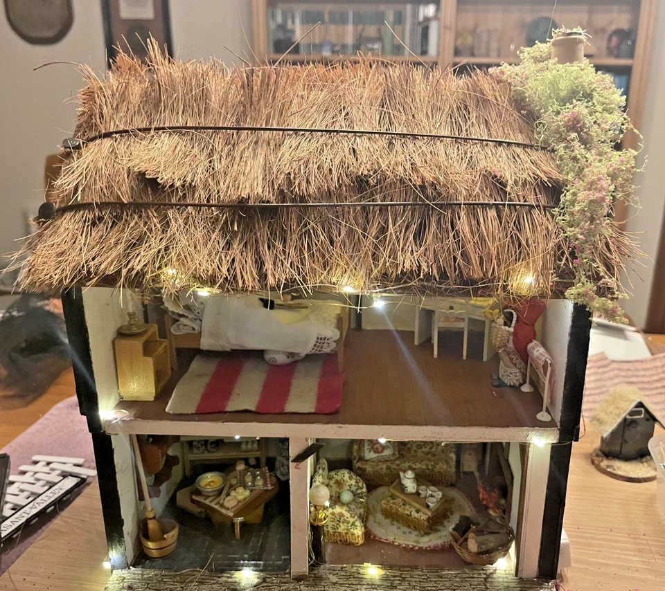 Casa de muñecas vintage con techo de paja estilo Tudor Caperucita Roja totalmente amueblada Foto 3 de 4