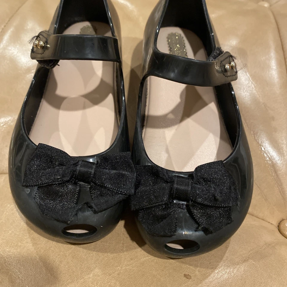 Arco negro Mini Melissa talla 10 para niños pequeños Foto 2 de 4