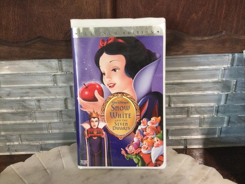 Walt Disney 4 VHS -101 Dalmatians, Snow White, Pinocchio, Fox & Hound Clamshell - Picture 2 of 15