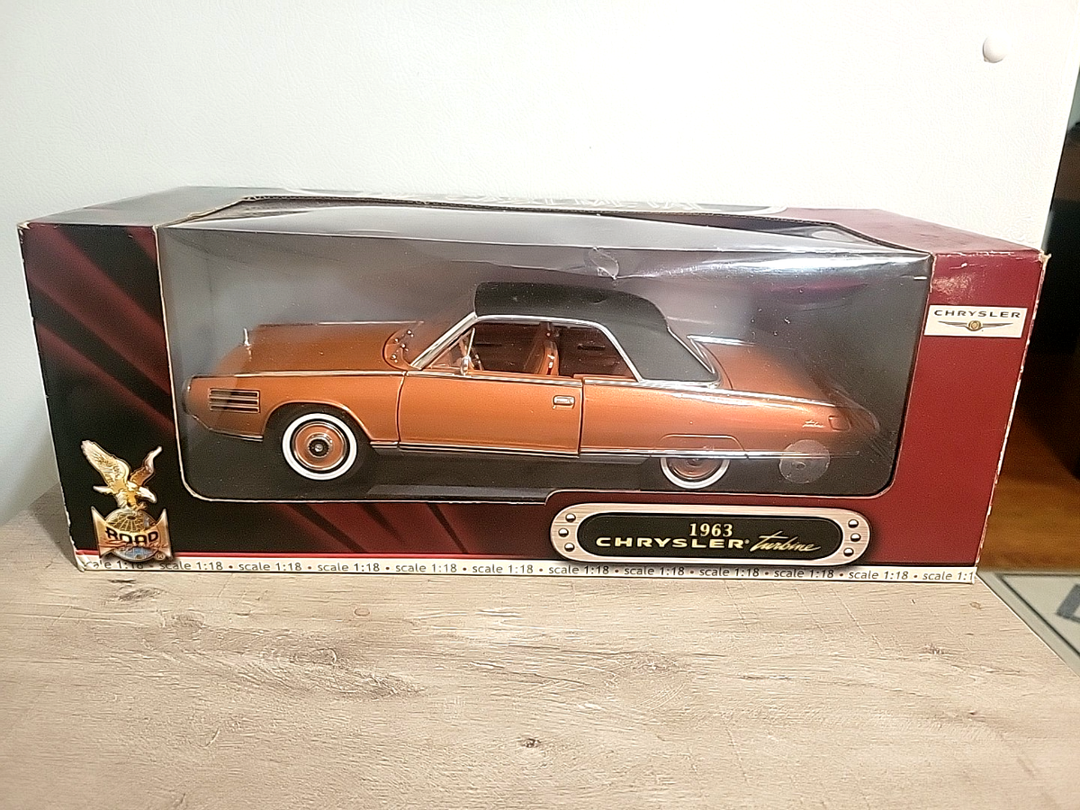 Road Signature 1963 Chrysler Turbine Deluxe Edition Diecast 1/18