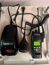 Motorola XTS2500 700-800 MHz P25 Digital Radio H46UCF9PW6AN w mic and charger