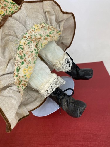 Vintage 1970s / 1980s ☆ Porcelain Doll ☆ Brown Floral Dress Soft Body with Stand - Picture 4 of 4