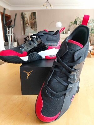 JORDAN Stay Loyal 2 Schwarz/Rot Gr. EU 44/UK 9/US 10 NEU mit Karton