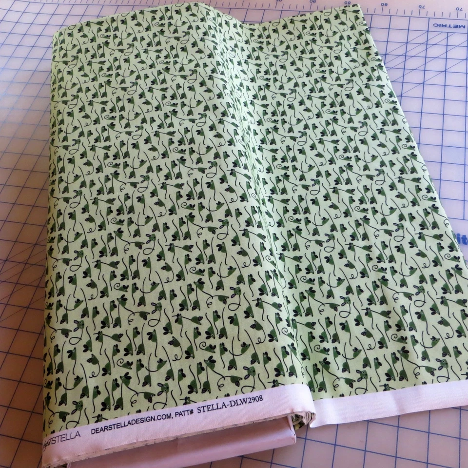 Patio ~ Ratones en verde guisante de Dear Stella $3,99 Envía cualquier cantidad de tela Foto 3 de 3