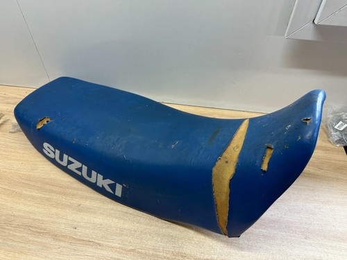 Buste présentoir à colliers cranté en bois massif teinte rouge 50cm - Bijouterie Buste présentoir à colliers cranté en bois massif teinte rouge 50cm - Bijouterie