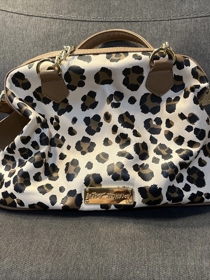 Bolso grande Betsey Johnson con estampado de leopardo guepardo lazo grande correas de cadena Foto 2 de 4