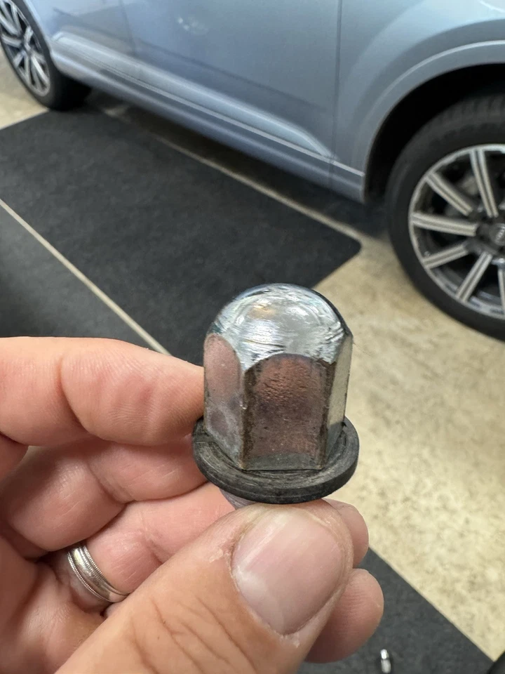 Juego de tuercas de rueda Tr6 Foto 2 de 3