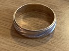 VINTAGE MID CENTURY ETCHED TWO TONE 14K YELLOW & WHITE GOLD BAND RING SZ 7 — photo 5
