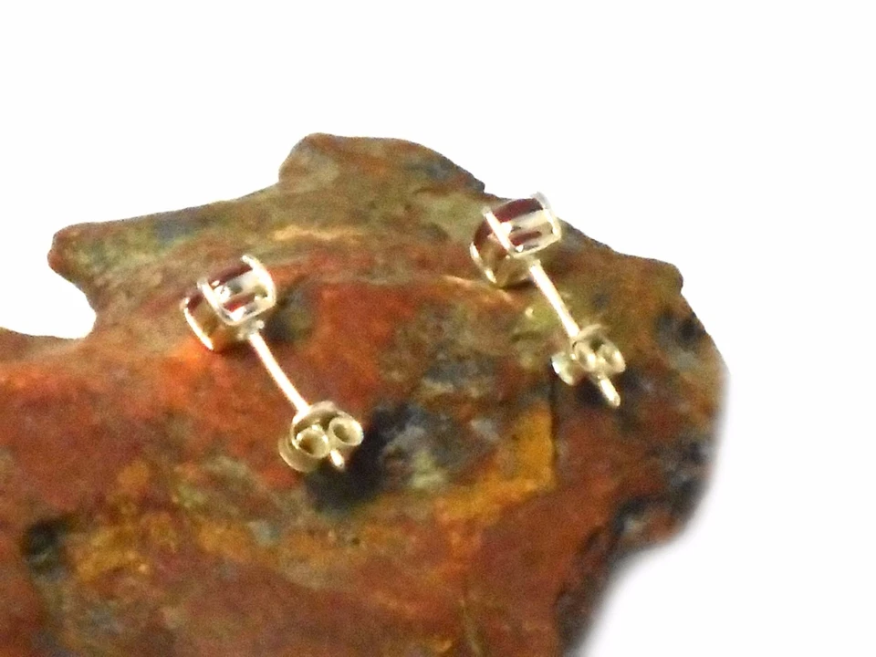 Aretes de plata de ley 925 con piedras preciosas de rubí rojo rosa - redondos de 5 mm Foto 4 de 4