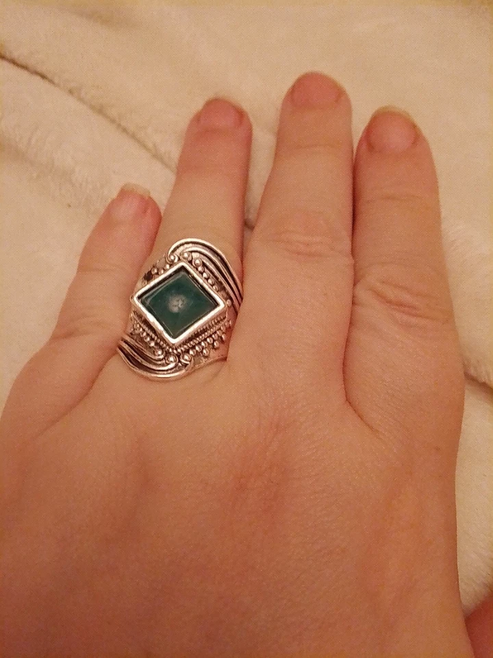 Silver Coloured Metal Ring Women Plastic Square Green Gem Size UK Q And USA 8 - Image 4 of 4