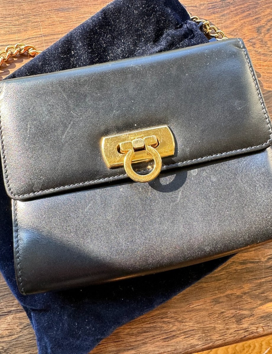 ショルダーバッグ・ポシェット FERRAGAMO Black leather large crossbody bag FERRAGAMO フェラガモ ショルダーバッグ CUT OUT 214956 763397