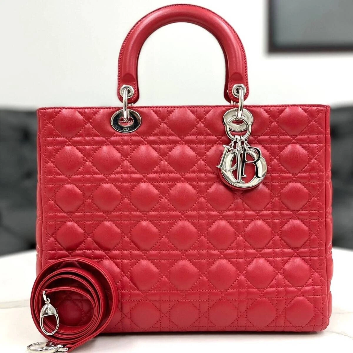 Grand sac à main CHRISTIAN DIOR Lady Dior rouge 2 voies cannage peau d'agneau