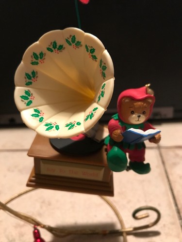 ENESCO CHRISTMAS ORNAMENT: LUCY & ME: CRANK UP THE CAROLS OLD FASHIONED STEREO - Picture 2 of 8