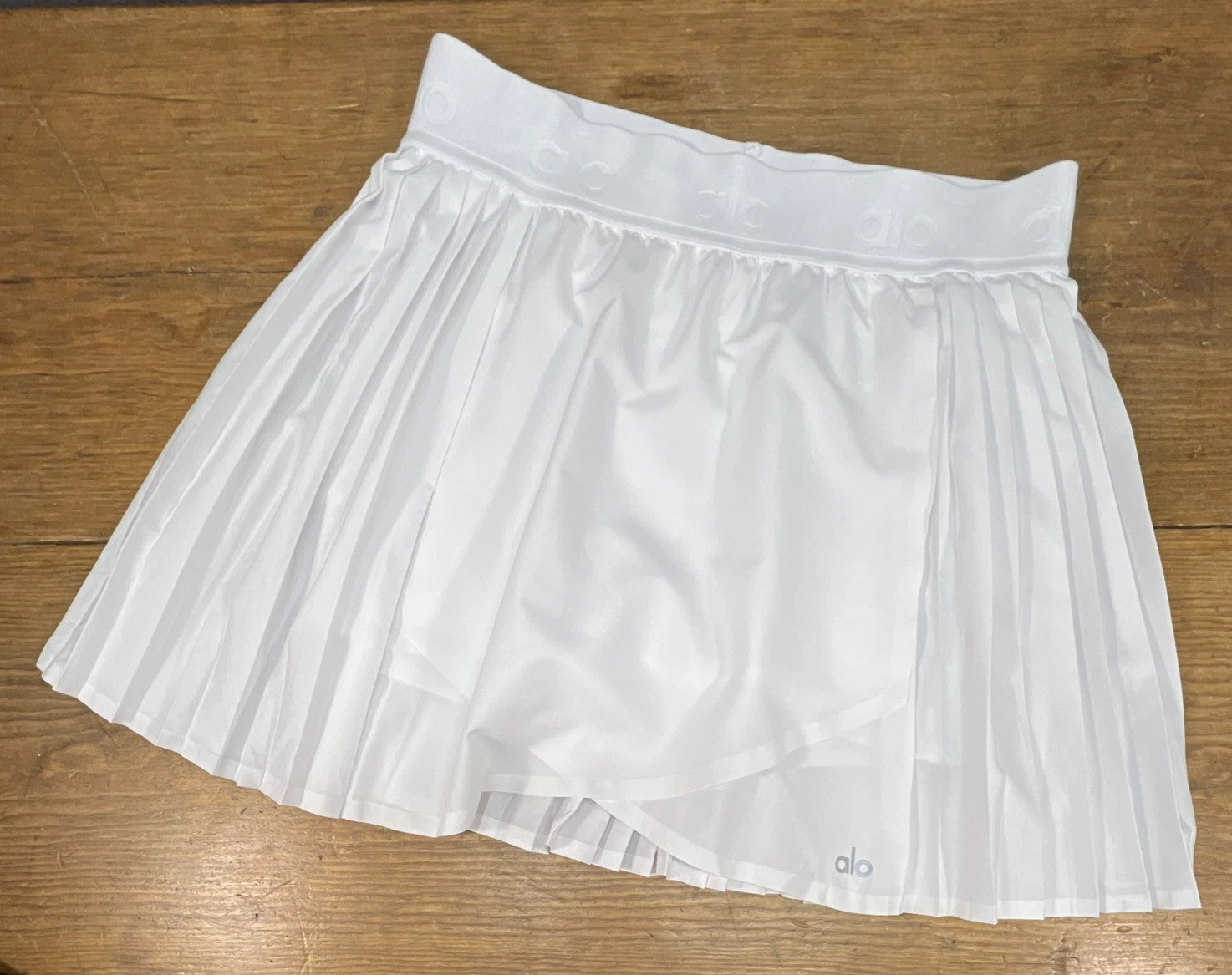 alo-yoga aces pleated golf pickle ball two tear shorts