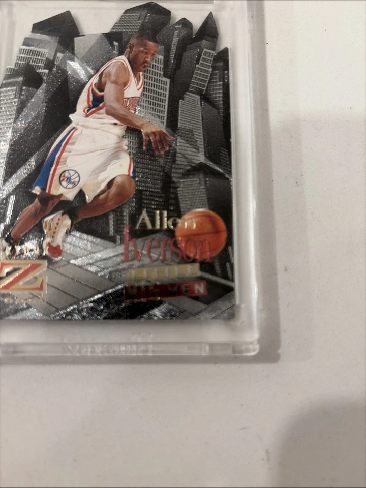 Allen Iverson RC - 1996-97 SkyBox Z-Force LITTLE BIG MEN Die-Cut Rookie Foto 2 de 4