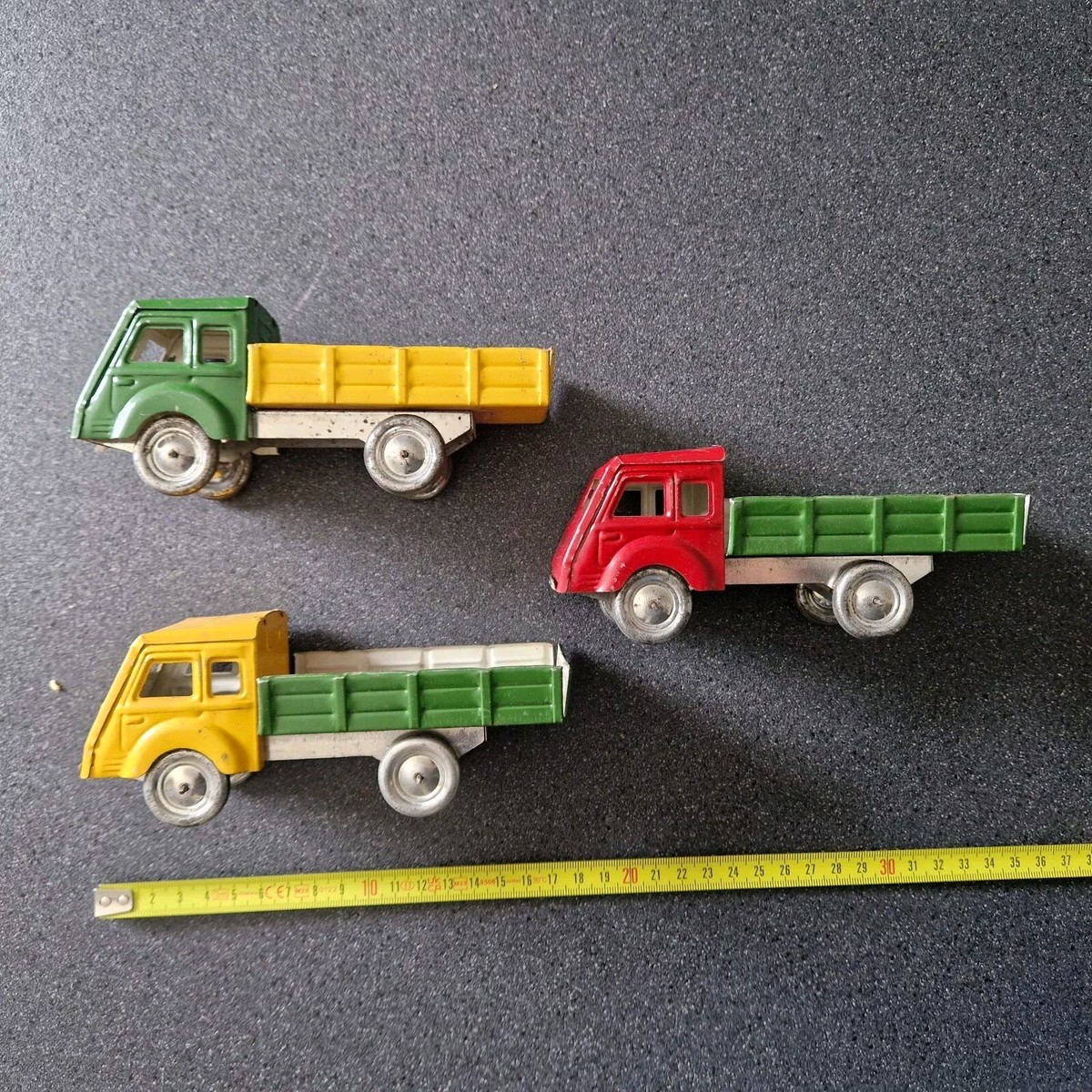 Gobin Daude Polichinelle RARE CAMION véhicule tôle Peugeot DMA CITERNE