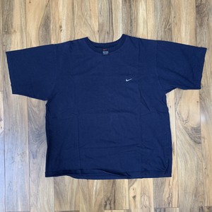 nike small swoosh tee