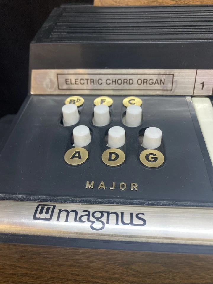 Magnus Model 380 USA Organ  Electric 6 Chord  TESTED WORKING 60s - 70s - Image 2 of 4