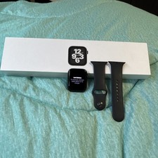 Apple Watch SE GPS 44mm Space Gray Aluminium Case Black Silicone Band