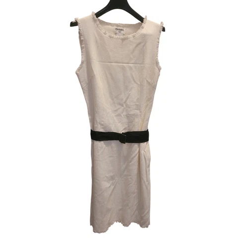 Abito smanicato bianco Chanel con cintura nera