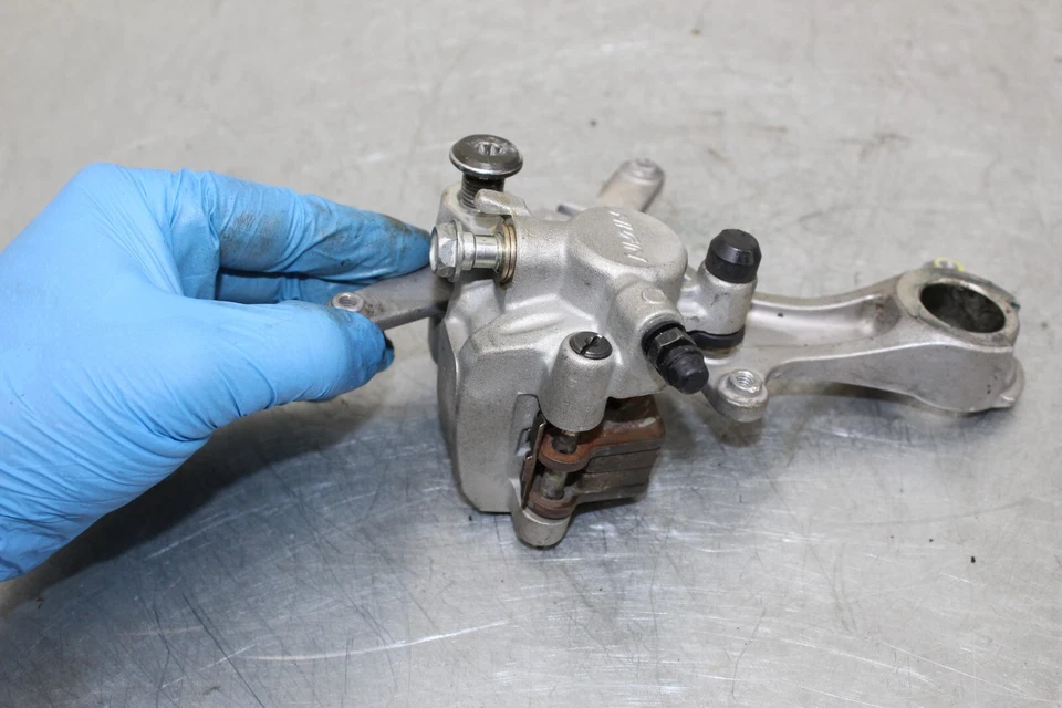 2006 04 - 06 铃木 RMZ250 RMZ 250 原始设备制造商后背制动钳支架 RMZ-250 — 第 4/4 张图片