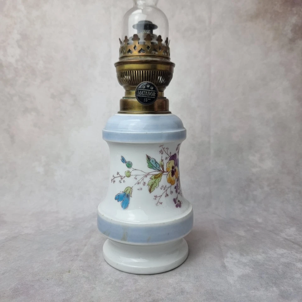 Lampe à Huile Ancienne – Porcelaine à Pensées – Bec Matador 15''' – Début XXe - Photo 4/4