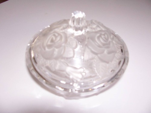 CRYSTAL BOWL. Rose patterned glass bowl with a matching lid. - Picture 2 of 6