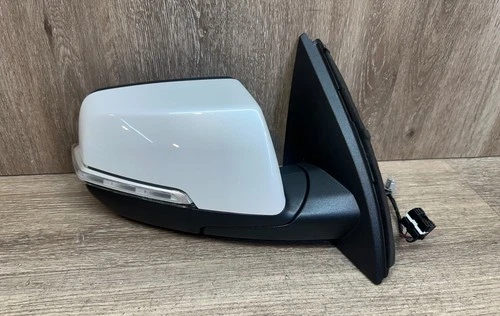 2020-24 GMC ACADIA RH DOOR MIRROR  ASSY OEM PART #  84584015 / 607557782
