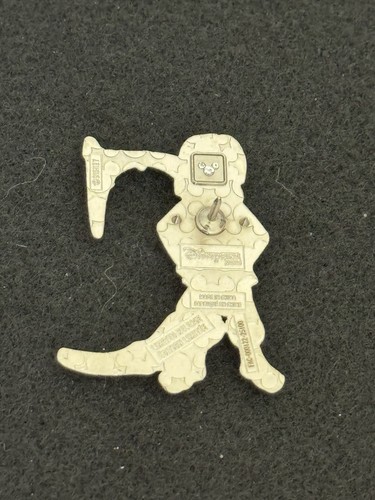 Hocus Pocus 2025 Disney Pin - 'C' Letter in HOCUS POCUS Featuring Human Binx - Picture 2 of 2