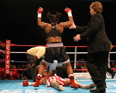 ANN WOLFE VS VONDA WARD 8X10 PHOTO BOXING PICTURE