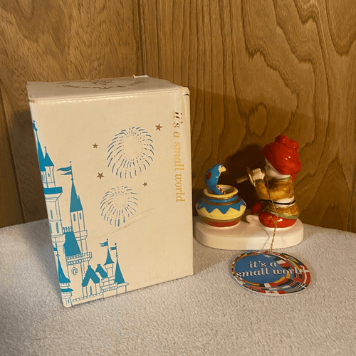 Disney It's A Small World Indian Snake Charmer statuina vintage 4 in con scatola - Foto 2 di 5