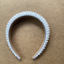 Bransoletka z białych koralików bezmarkowa