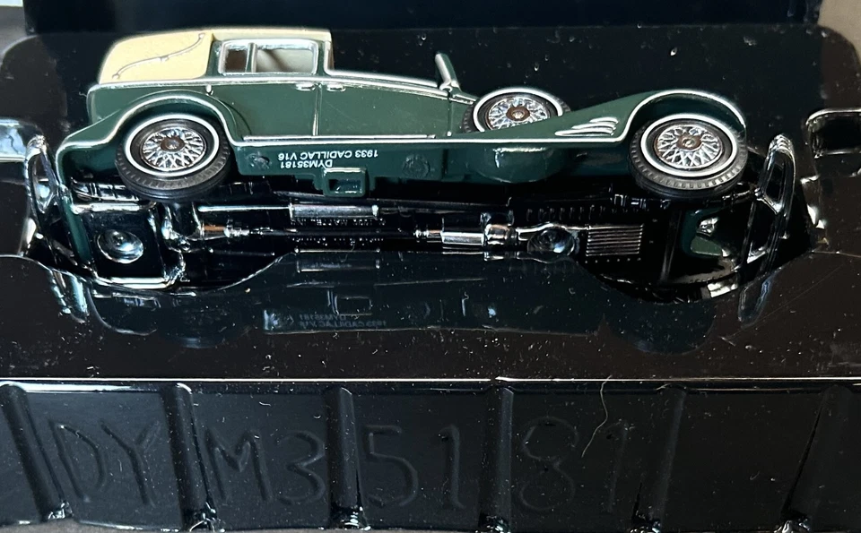 Matchbox Cars of Yesteryear 1933 Cadillac DYM35181 452 V16 - 47454 - Green Color - Image 2 of 4