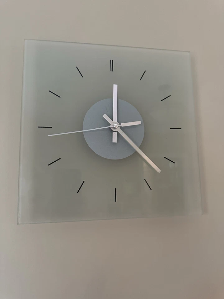 IKEA SKOJ Moderno Reloj de Pared Cuadrado 11"x11" VIDRIO CON AGUJAS PLATEADAS - ANALÓGICO Foto 2 de 2