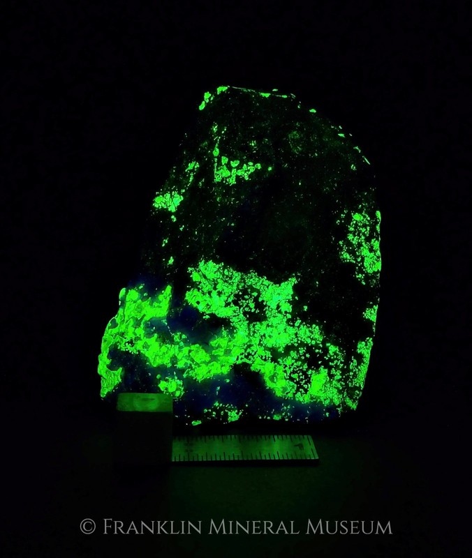Hardystonite, willemite, zincite - Franklin, NJ