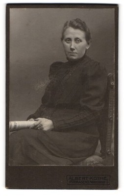 Fotografie Albert Köthe, Pirmasens, Fröbelgasse 3, Ältere Frau in dunklem Kleid 