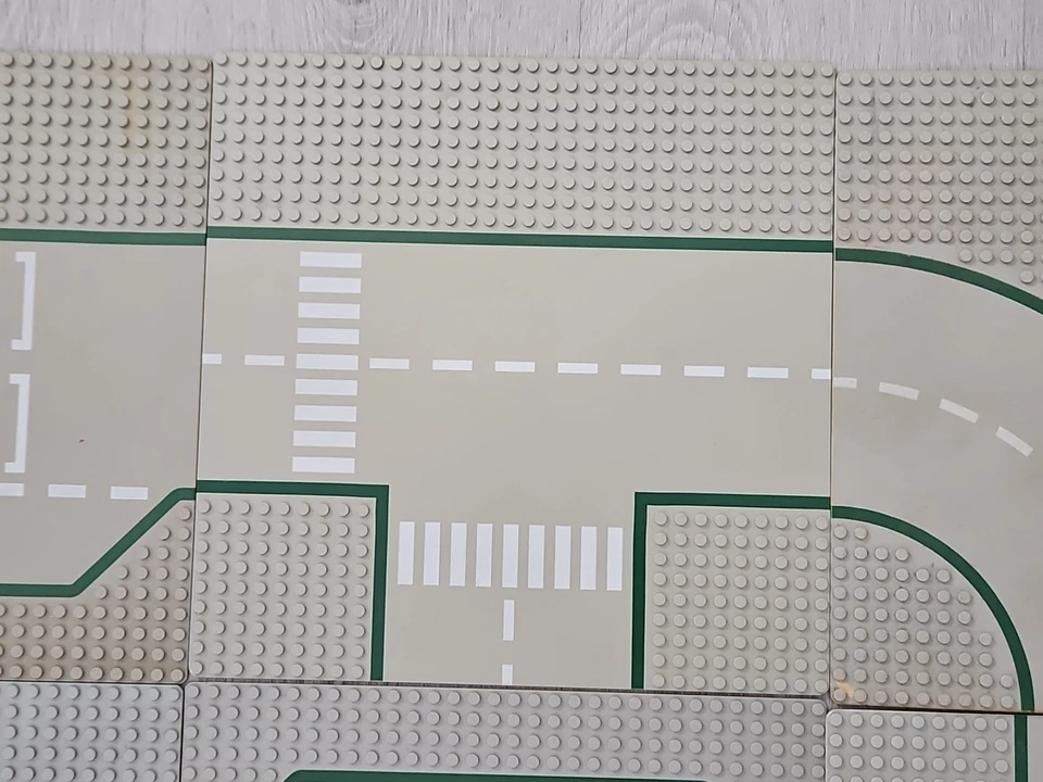 Лот дорожных опорных плит LEGO 32 x 32 — 9 винтажных светло-серых строительных пластин с игровой одеждой - Изображение 4 из 4