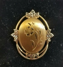 Vintage JERI LOU Goldtone Scarf Clip w Flower and Goldtone Leaves PRETTY 