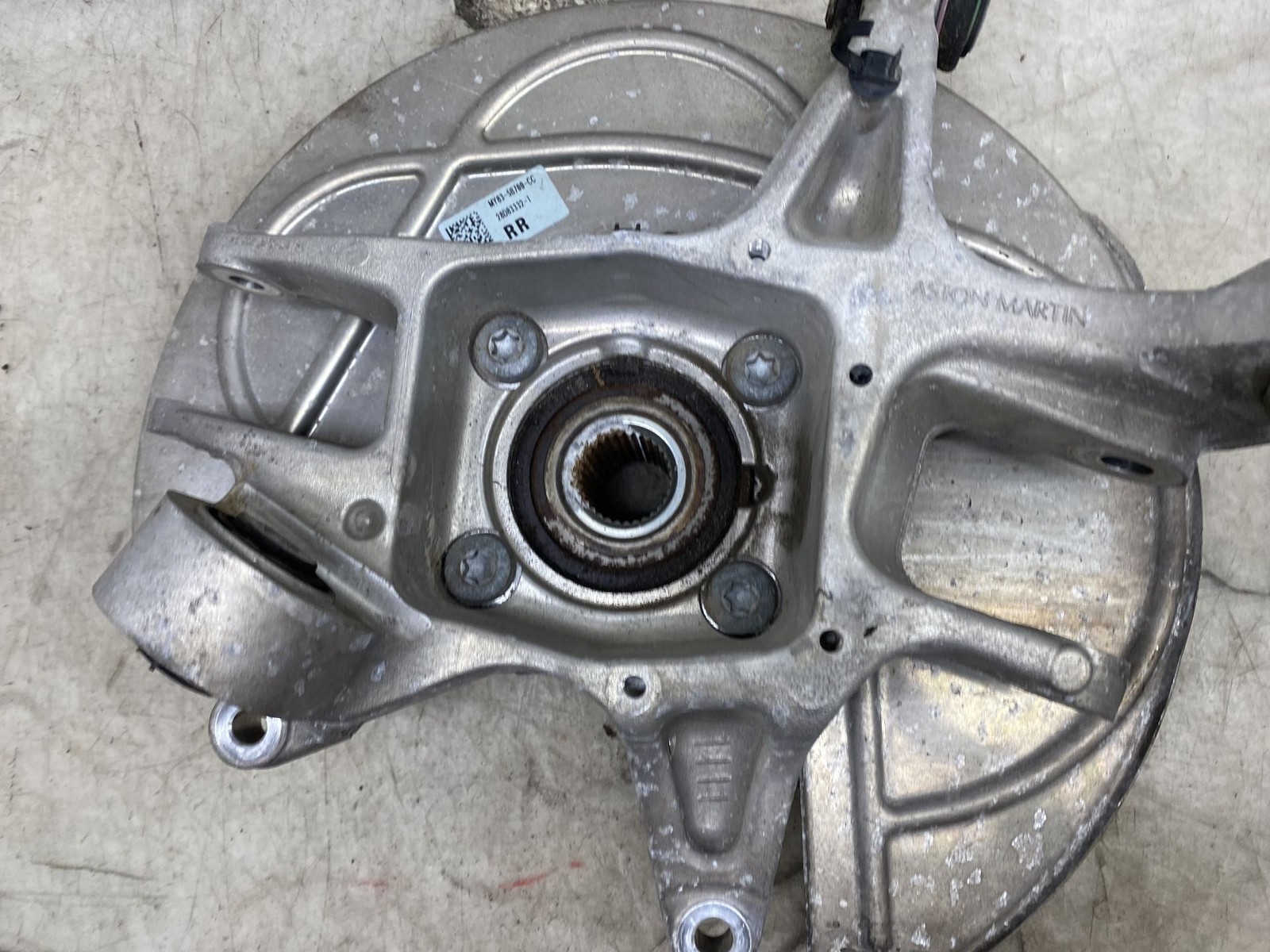 2020-2024 ASTON MARTIN DBX OEM 4.0L RIGHT REAR SPINDLE KNUCKLE WHEEL HUB