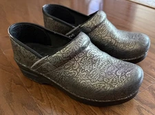 Dansko Black Antique Tooled Clogs Size 39 Unisex Floral Silver Nursing  Shoes