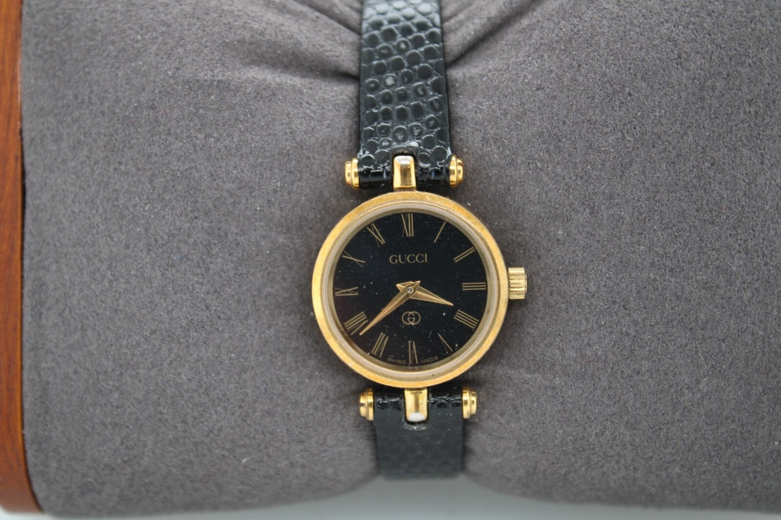 Montre femme vintage GUCCI 2000L quartz ligne Shelly cadran noir #19145