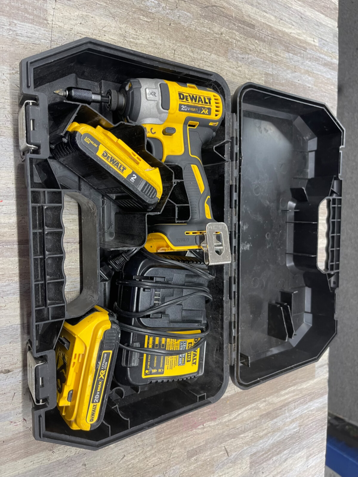 DEWALT DCF887 20V MAX XR Brushless Impact Driver Kit - 205Nm Torque, Includes 6.0Ah Battery & Charger-458533
