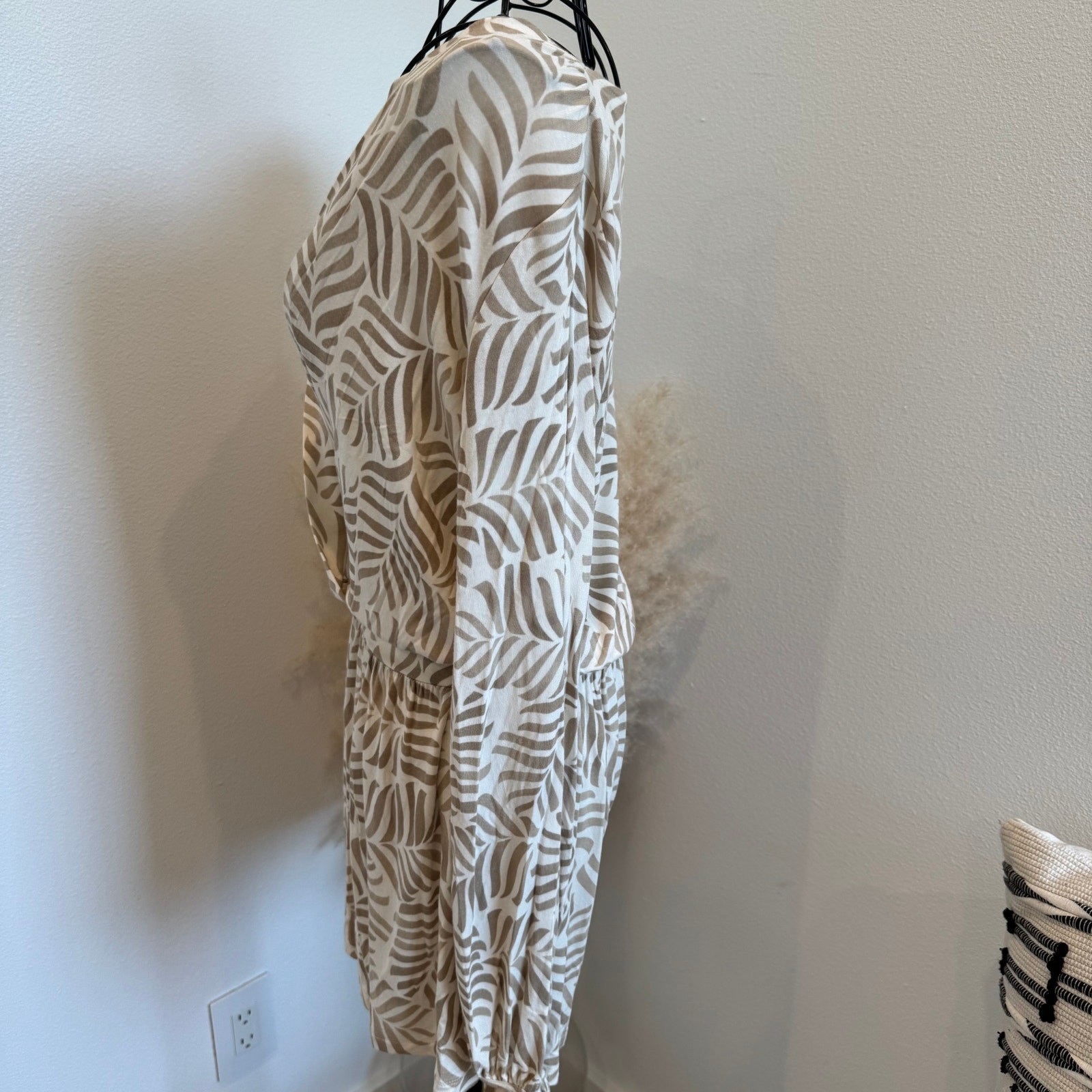 Tart Long Split Sleeve Neutral Leaf Pattern V-Nec… - image 4